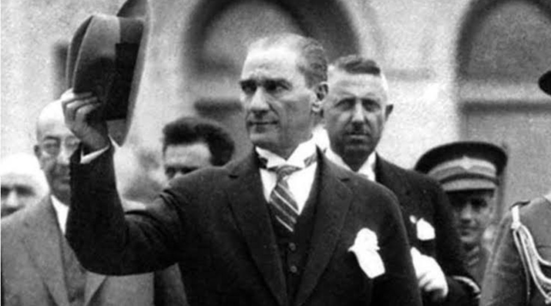 Padiṣahların 'Kullarım' diye seslendiklerine; Atatürk 'Efendiler' dedi. İdrak edenler, Insan oldu, edemeyenler 'Kula kul' kaldı...!? Tam 100 yıl önce bugün Hilafet kaldırıldı..