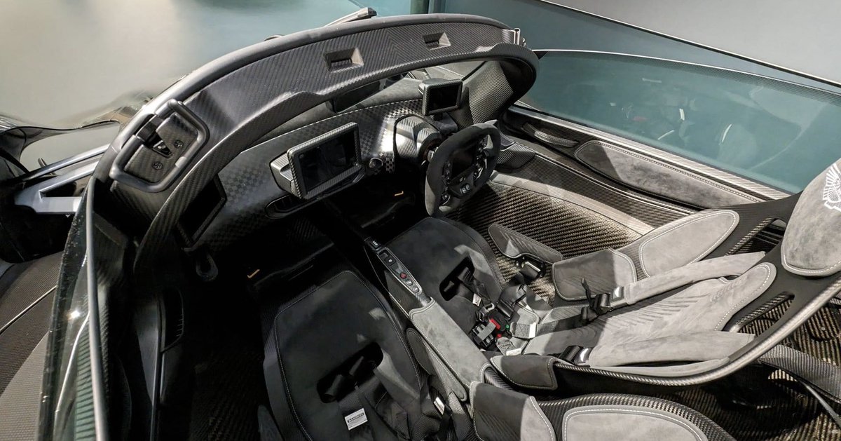 #AstonMartin 1140bhp Valkyrie pushes the boundaries of performance and engineering to make the impossible, possible.
The 6.5-litre V12 engine is torque-enhanced during take-off and uses the electric motor for a power boost. Any faster and it would fly 😎 #astunday