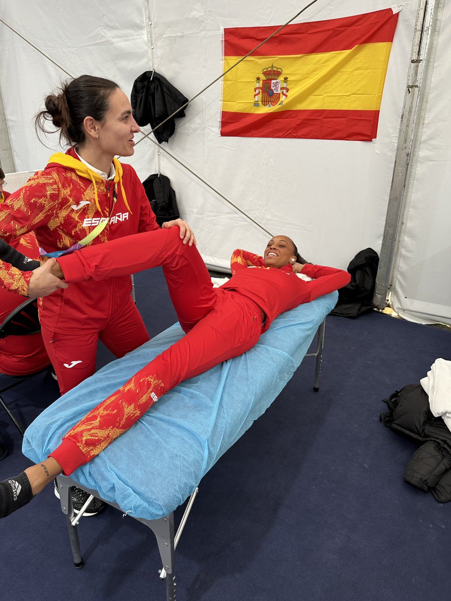 🥲 Intrahistorias del Mundial

¿Reconocéis a las dos de la foto, <a href="/atletismogalego/">Atletismo Galego</a>?

➡️ <a href="/patricarballo2/">Patri Carballo</a> es una de las pocas gallegas que puede presumir de haber ganado a Ana Peleteiro en competición. 

Atleta y futbolista, ahora es fisio de #EspañaAtletismo en <a href="/wicglasgow24/">WICGlasgow24</a>