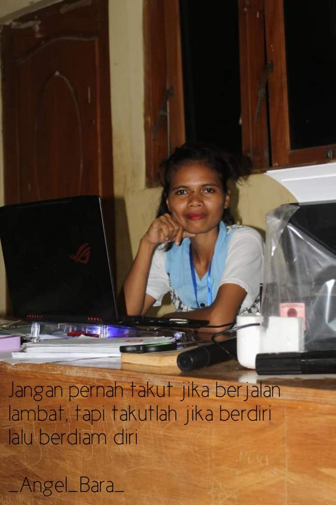 Menulis itu adalah seni, maka buatlah tulisanmu berbeda dengan yang lain. Yaitu, menulis dengan hati dan perdalam kemampuanmu serta temukan passion dalam dirimu. Jangan takut terlambat, tapi takutlah jika kamu tak pernah berani untuk memulai.

Senja kelabu
