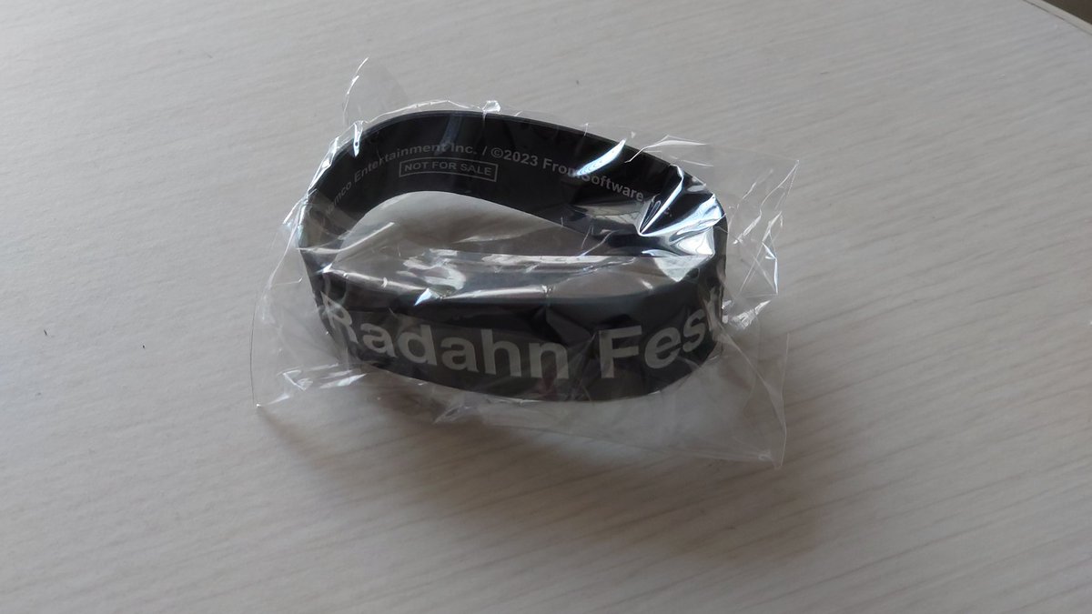 lill06072002's tweet image. TORCHTORCHでグッズ買ったらラダフェスのゴムバンド貰った
めっちゃ嬉しい
調べたら1回配布停止になってるのね、貰えたのラッキーすぎる