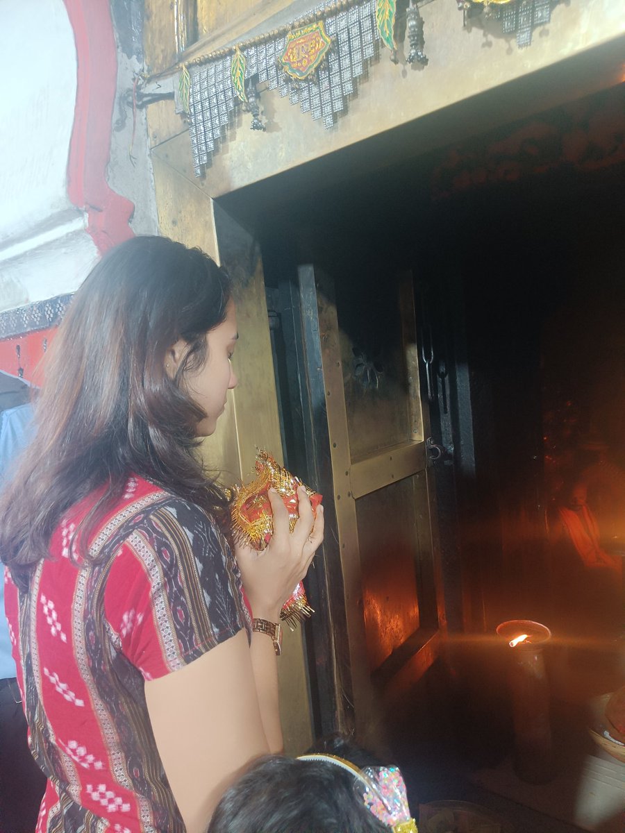 Abolinaravane's tweet photo. Finally got time to meet Maa in her transformed abode. Unbelievable transformation in record time. @AnanyaDasIAS 
Sabu Maankara ichha
Jai Maa Samlei. https://t.co/zhrMMg9zBK