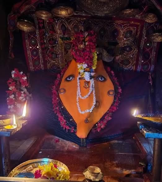 Abolinaravane's tweet photo. Finally got time to meet Maa in her transformed abode. Unbelievable transformation in record time. @AnanyaDasIAS 
Sabu Maankara ichha
Jai Maa Samlei. https://t.co/zhrMMg9zBK