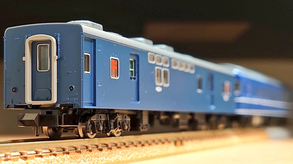 serena_c26's tweet photo. シブい!!渋すぎる~~ヾ(*>∀<)ﾉﾞ
荷物車って見た事無い世代だけど､鉄道が大事な生活手段として活躍してたって事がヒシヒシと感じて(･∀･)ｲｲ!!ブルトレと連結してたってのも面白い🤔14系だからオユ付き?カニが付いてれば荷物車はいらない?そもそも別物??よくわかんないけどカッコイイからヨシ👉 https://t.co/NundQWsTiE