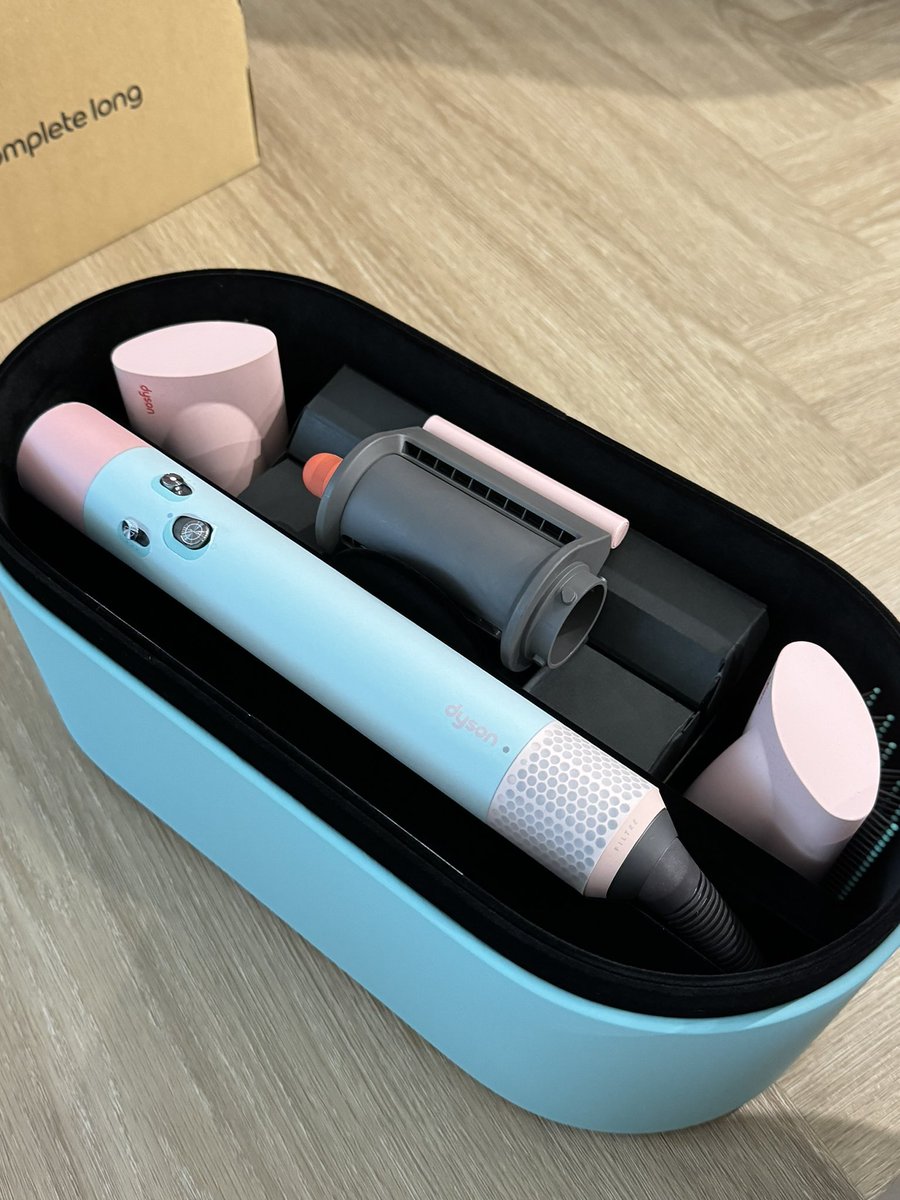 PPIMMYY's tweet photo. Dyson Airwarp สี Ceramic Pop มันน่ารักมากจริงๆนะ ถ้าชอบทำผมคือคุ้มมาก ลอนม้วนผมเป็นแบบแกนยาว มีหวีมาให้ 2 แบบ และมีที่ม้วนแบบยกโคนให้ด้วย เป่าไดรตรงลดผมชี้ฟู คือเริ่ดดด (ทำผมออกงานเองสวยจึ้ง) https://t.co/nBFfdZWjhS