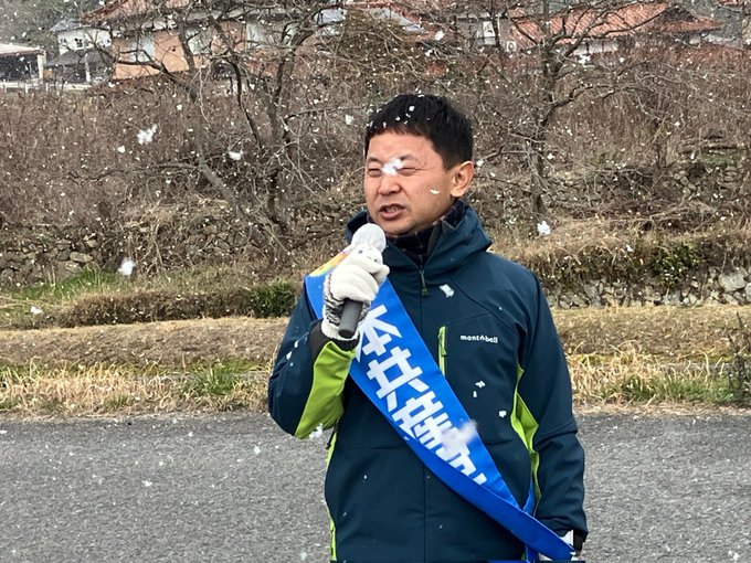 雪舞う熊野町で宣伝中の大平。