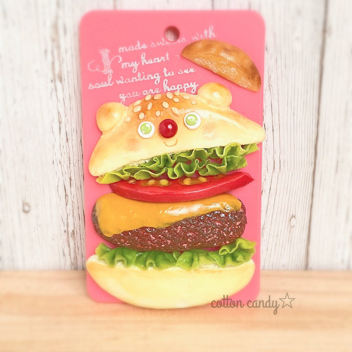 cyasukun's tweet photo. 【クマたんハンバーガーのICカードケース】 
改札でちょっとテンションを上げて欲しい！　そんな想いで作りました♪
見にきてくださいね　(๑>◡<๑)
　　↓
https://t.co/SSO8lGMC5O
#icカード　#ケース　#くま　#ハンバーガー  #ハンドメイド　#creema https://t.co/Xq4lo2HADi