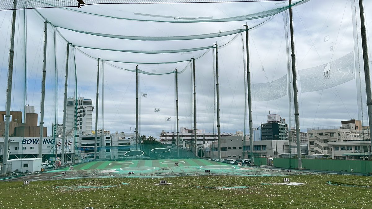 ハイサイでございます。

本当に久しぶりにゴルフレンジに⛳️

風も穏やか、曇り空なので暑すぎず、寒すぎず。
丁度良い練習日和。

運動不足なので腰の筋肉痛に気をつけなきゃ😅