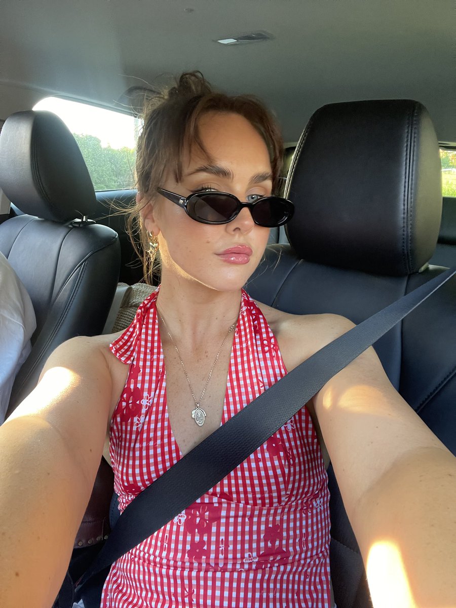 Islaissa6789's tweet photo. Pay up you worthless little pay pigs 
#findomgoddess #paypig #paypiggieswanted #Cash https://t.co/UGtXsGTDJI