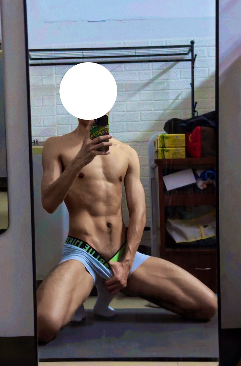 用舌尖轻轻挑拨乳头的爽感谁懂，光想想就硬的流水🥵
