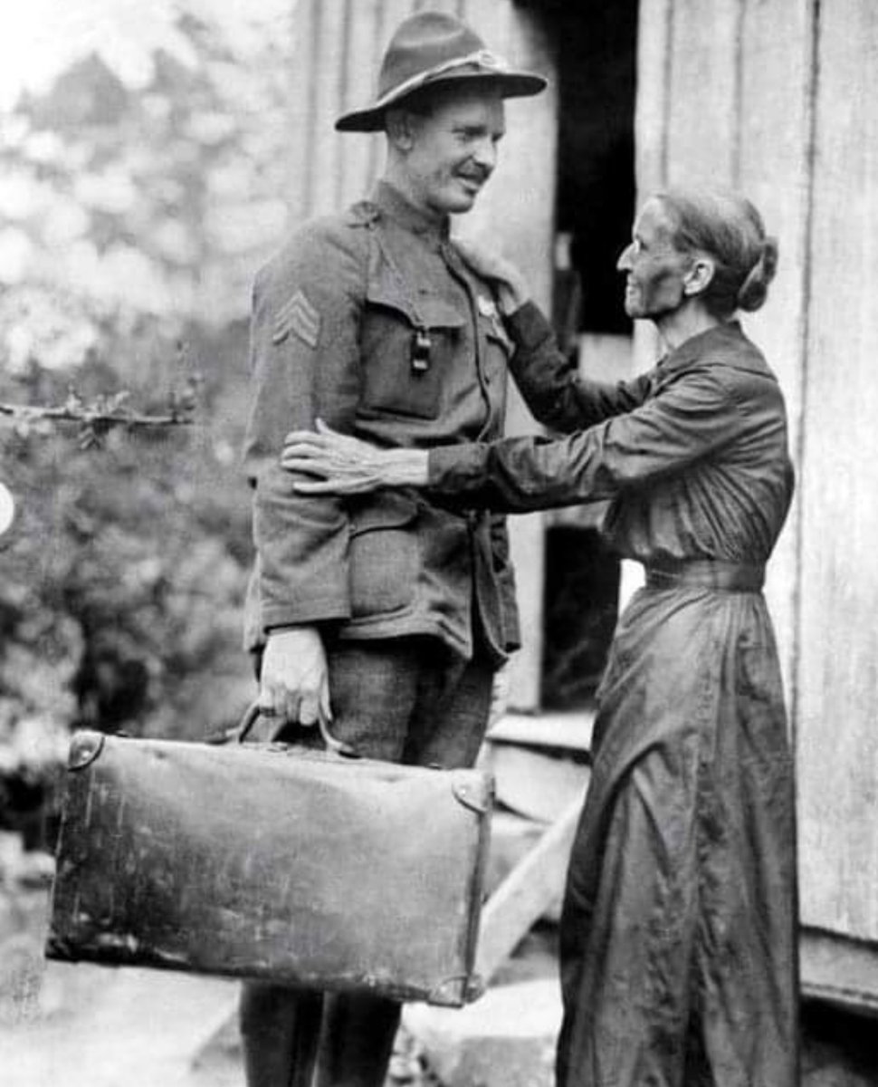 After the conclusion of World War I, American legend Alvin York is greeted by his mother upon his return to Pall Mall, Tennessee. 🇺🇸 Happy Mother’s Day!