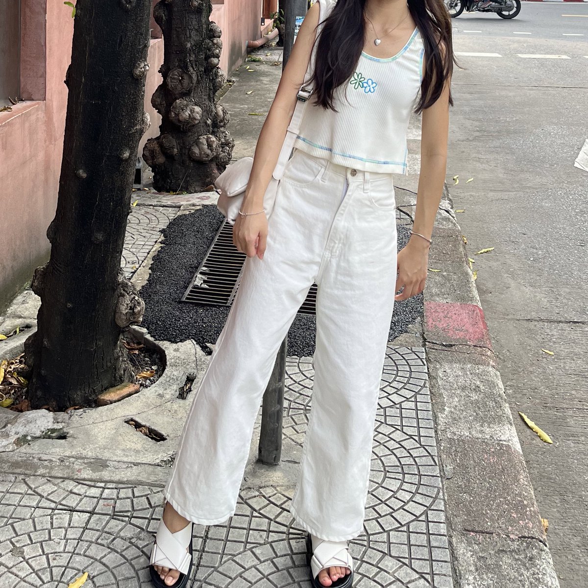 ifeelsopeach's tweet photo. merge signature jeans 🍝🩰🥣

รุ่นนี้มีหลายสีนะคะ แต่พีชใส่เป็นสี ivory ทาสรักยีนส์สีขาวตลอดไป รุ่นนี้แมทช์ง่ายมากๆ ใครที่หายีนส์ดีๆสักตัว ที่ใส่ซ้ำ ใส่วนไปได้บ่อยๆ แนะนำเลย 🤘🏻⭐️

jeans : https://t.co/nxbRfIR7cx https://t.co/QNliBIwr9d