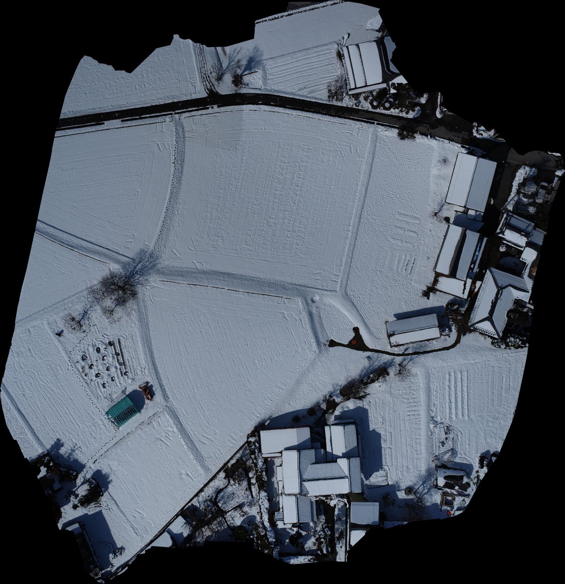 TdrDrone's tweet photo. 松本研究所では雪が降りましたが、3日間でかなり解けました。ちょうどほぼ同じ時刻にＵＡＶ（ドローン）を飛ばせたため、オルソモザイク画像にしてみました。
並べてみると、変化がよくわかりますね。

#Phantom4RTK
#オルソモザイク画像 https://t.co/sokMcO5LQn