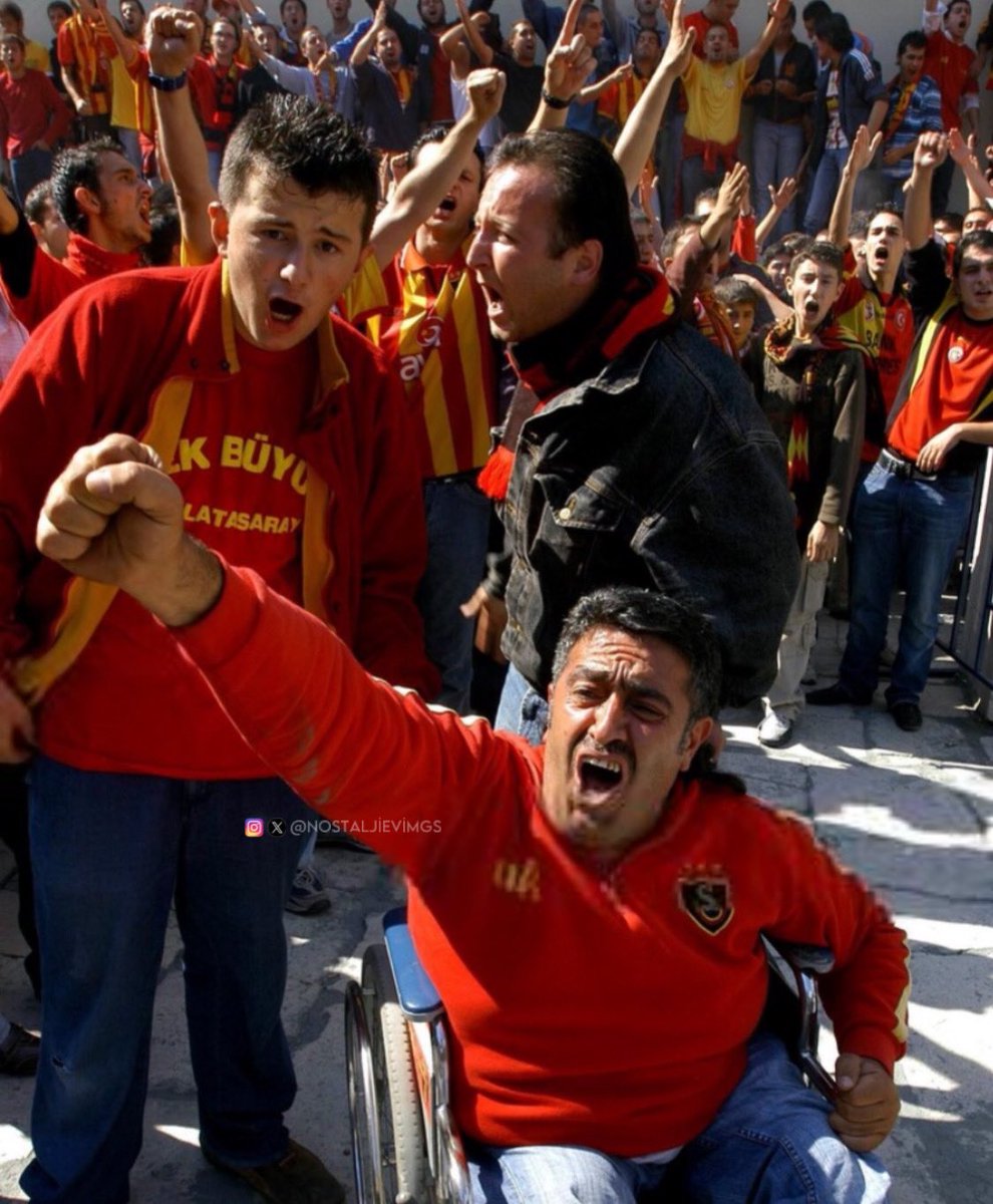 Galatasaray taraftarı Beşiktaş deplasmanında. 

Sezgin Özcimbomlu / 2004