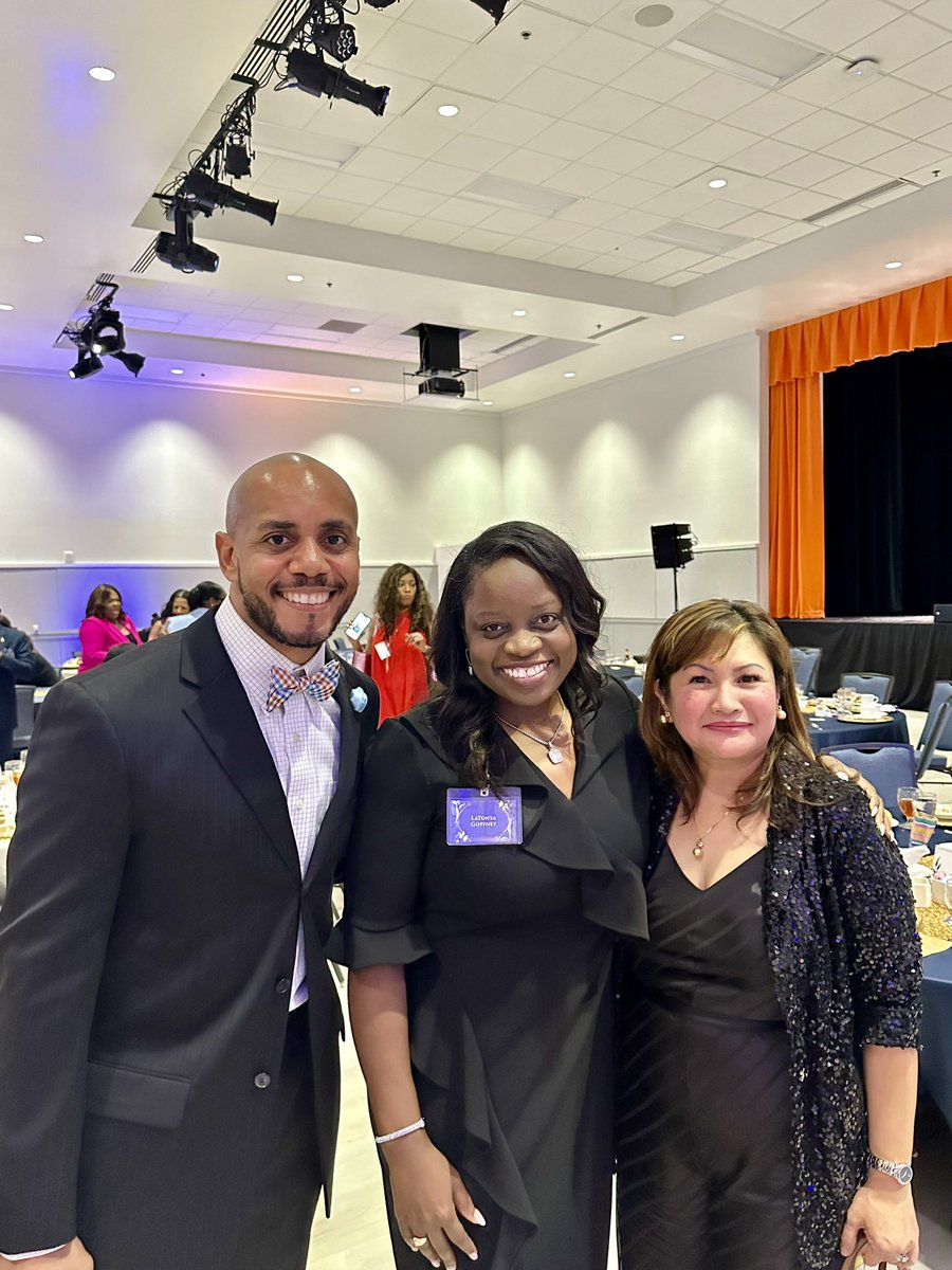 @drgoffney @SHSUCOE @SamHoustonState Preciate’cha Dr. Edmondson for the opportunity to emcee tonight’s DEOY awards ceremony! Your team rolled out the RED carpet once again. I hope I didn’t disappoint ya!😊 Always inspired by your presence Dr. Goffney! And I for to see my Cohort 43 doctoral classmate, Dr. Resilla!😃