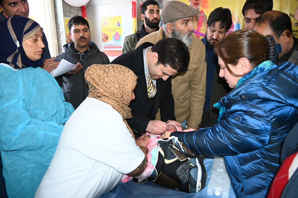 Across the #Kulgam district Pulse Polio Immunisation is going on today. Please take your kids 0 to 5 years to the nearest #PulsePolio Immunisation Booth for the vaccine drops. We have set up 508 booths for our 88,000 (0-5 age group) kids in the #Kulgam district.  Around 2300 of…
