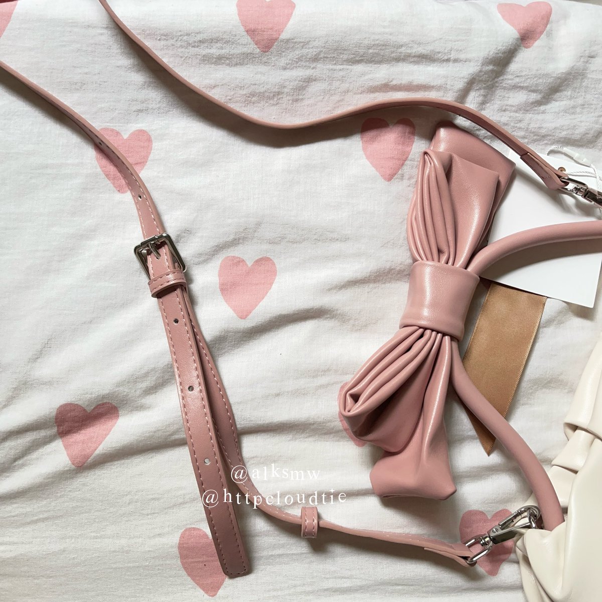 𐙚 another penemuan tas local brand 💌

cantik bgt ada pitanya 🥹🎀 materialnya juga premium, brand lokal makin terdepan! 🫵🏻