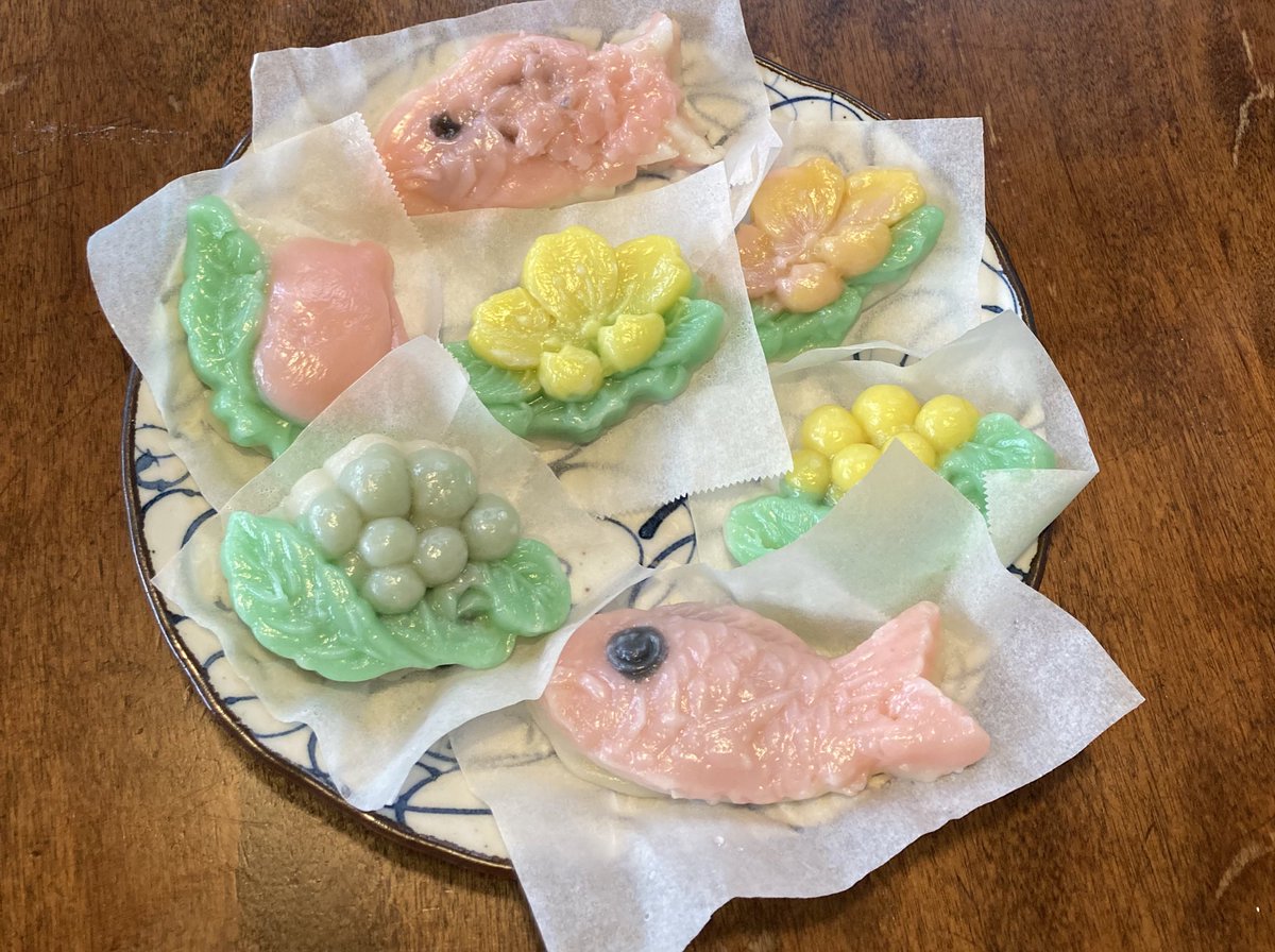 puppeppp's tweet image. ひな祭りなのでしんこ餅をつくる。
生地が柔らかいのか型から外すのが難しかった。鯛の見た目が痛々しいが味は良し。
#しんこ　#おこし