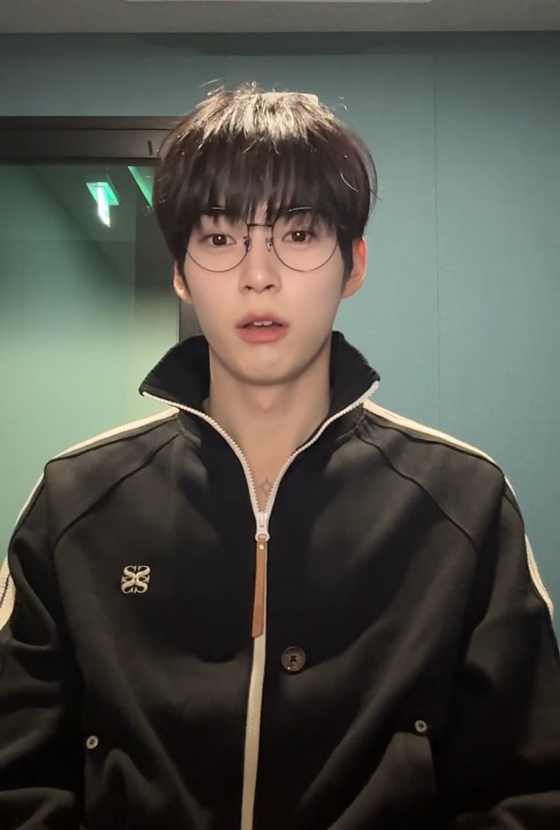 오늘 되게 애교 많은 연하남친처럼 생겻네
누나미오.