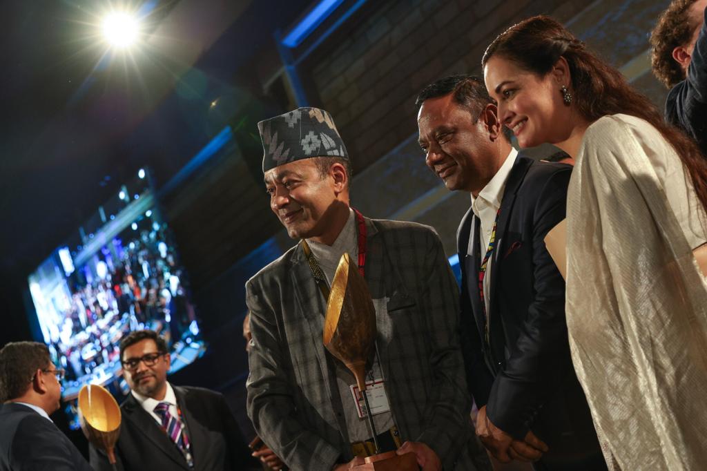 Honoured by the @UNEP World Restoration Flagship Award for our mangrove restoration efforts. It is a collective effort of our communities, government agencies, and international partners. Thanks to my Senior Adviser on Climate Change, Mr @Ruwan_official, and Dr @Anil_Jasinghe,…