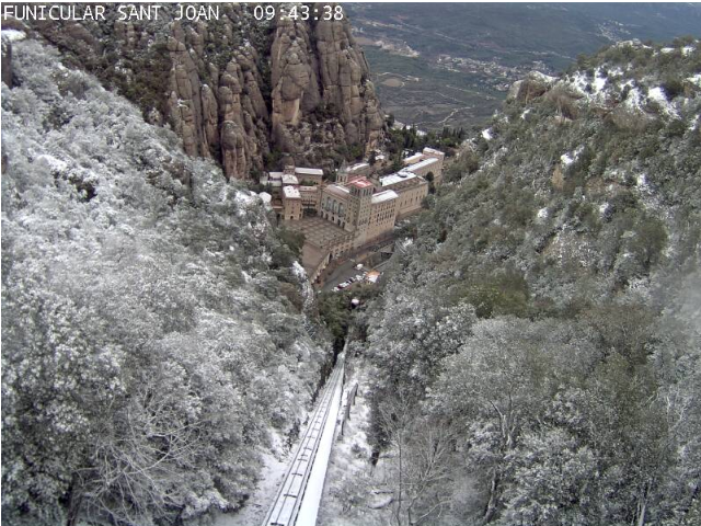 Benvinguda pluja i neu que baixa del cel.