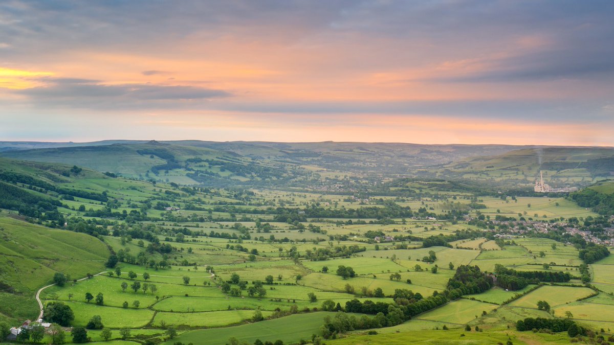 A colourful spring sunrise over the beautiful #HopeValley in the #DarkPeak area of the #PeakDistrict.🌄 #ExploreMore #LiveMoreYHA
