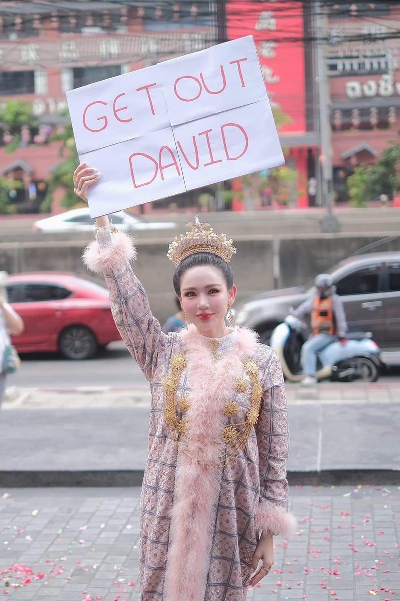ยอมใจเธอเลยสวยทั้งตัวสวยทั้งใจ  “#หลิน” มาลิน ชระอนันต์ #มิสแกรนด์ภูเก็ต 2024 ในชุดบาบ๋าแบบภูเก็ต เข้ารายงานตัววันแรกกับการเก็บตัว Miss Grand Thailand 2024 ที่โรงแรม Swissotel Ratchada ชูป้าย “Get Out David” #Getoutdavid #phuket
