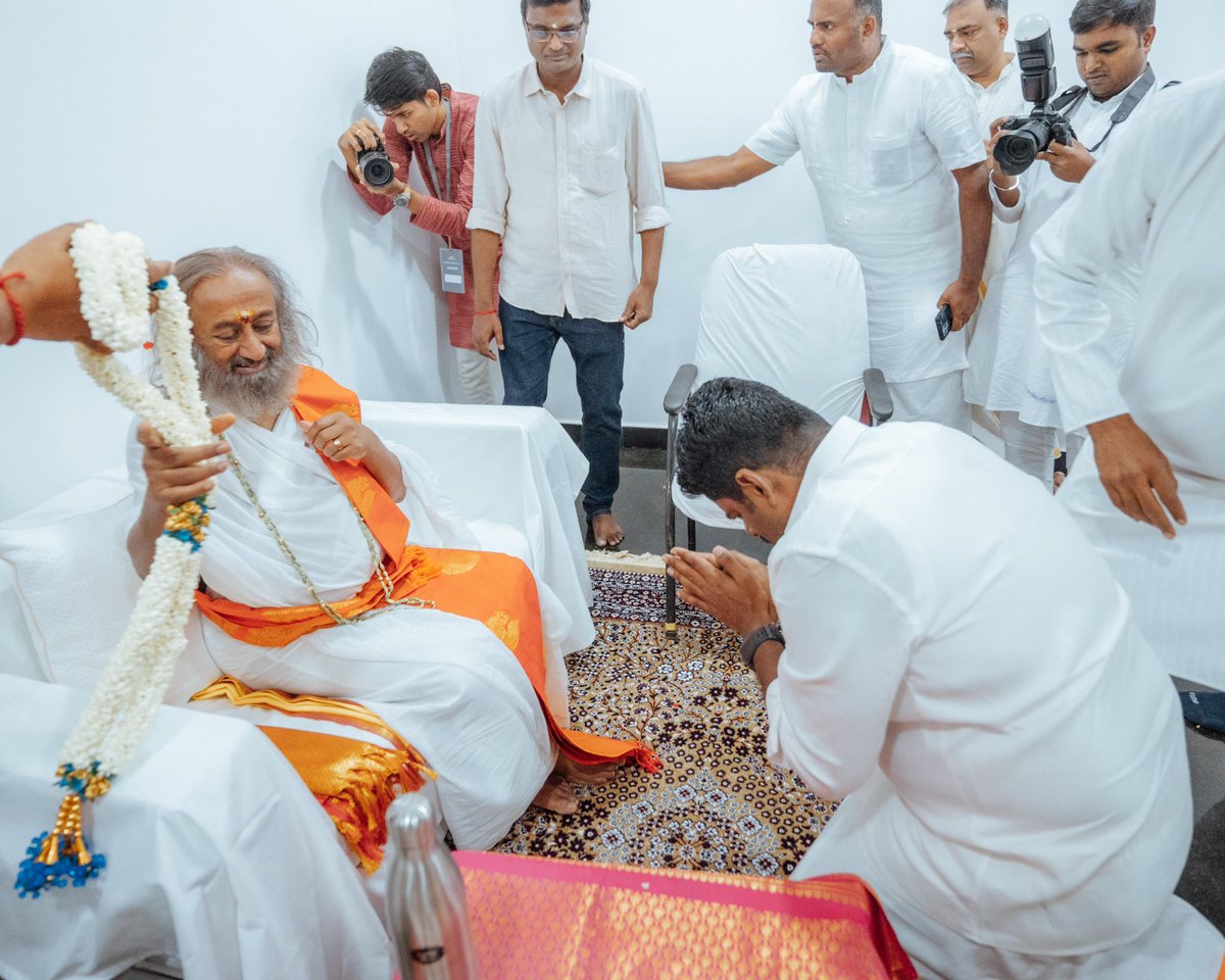 annamalai_k's tweet photo. It was a divine morning to have had the opportunity to seek the blessings of Gurudev Sri Sri Ravi Shankar avl in Coimbatore today. 

Gurudev’s initiative for a ‘Drug-Free India for a holistic society’ in Coimbatore comes at a very important &amp; appropriate time! https://t.co/BYJ2OARdAr