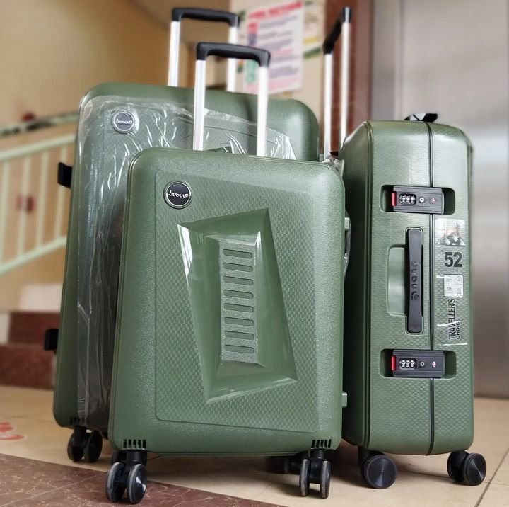 Luxurious zipless rubber suitcase available.
Set of 3👉M,l, Xl 
Set of 2👉M,large
Single.
Dm or Whatsapp 0113034019
We deliver countrywide.