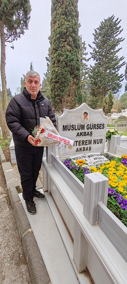 CneytENKAL1's tweet photo. Ölüm yıldönümünde Müslüm BABA'yı Kabri başında ziyaret edip Samsunspor Taraftarlarımız adına çiceğimizi kabrine bıraktık.
SENİ YAZDIM KALBİME. https://t.co/rWeFA3IaFL