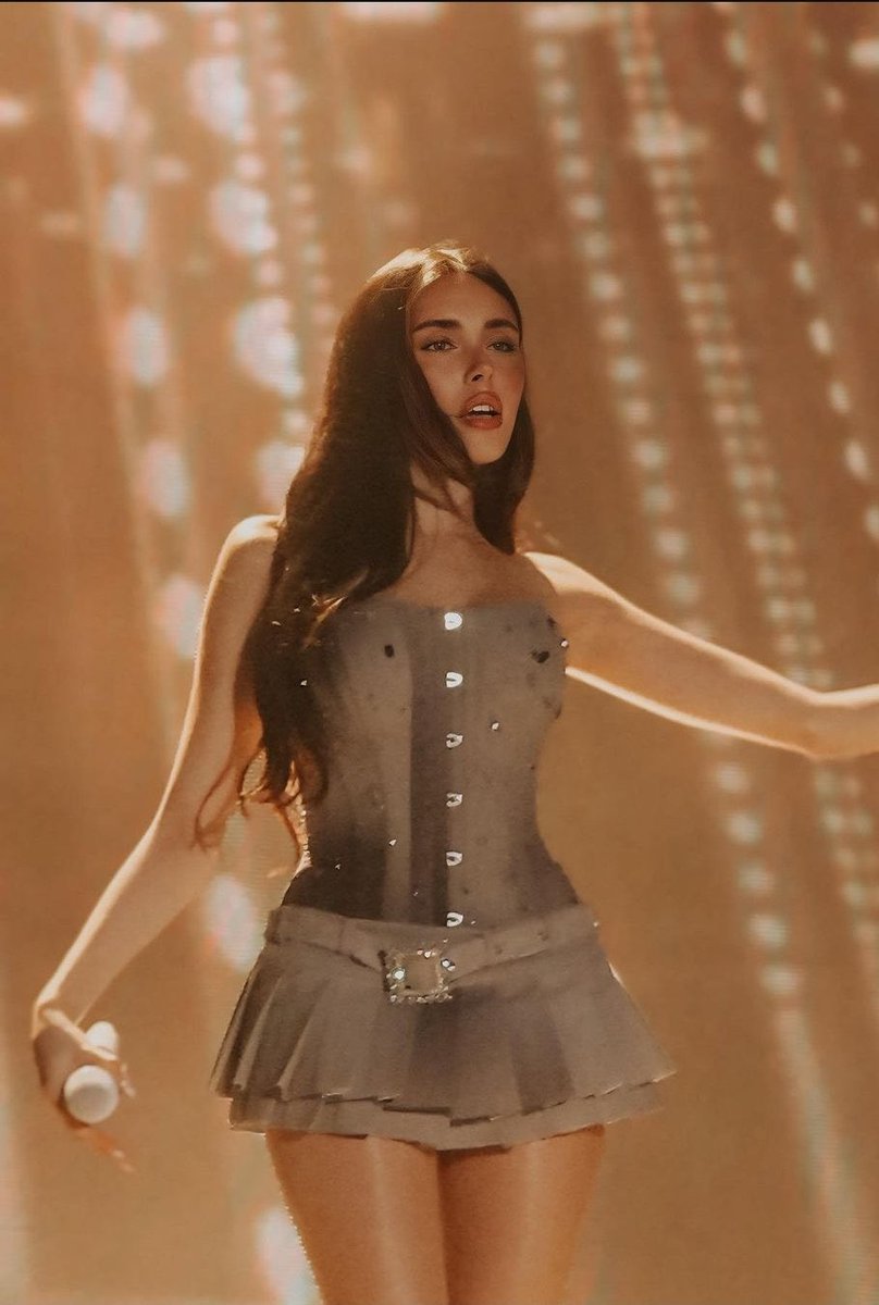 snacosos's tweet image. oh this is a popstar if i’ve ever seen one