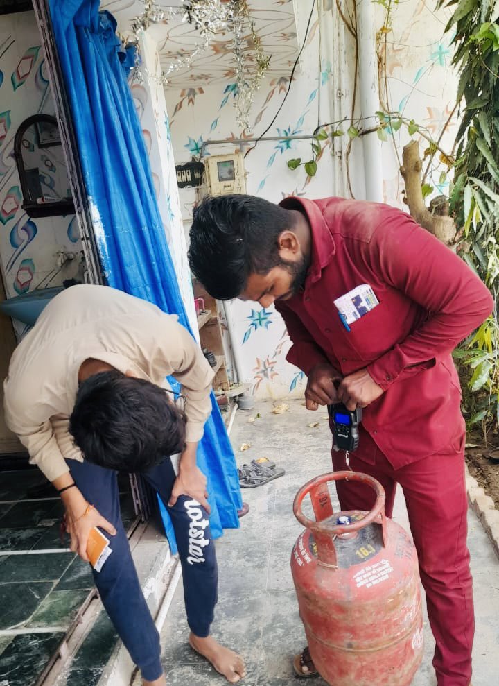 sarthigas27's tweet photo. HAPPY SUNDAY OPERATION.
thanks to our mentor for guiding us and enlarging our business.Karo booking and raho Befikar. complete with PDC check at customer door step. Happily refills delivered.@HPCL  @hpcl_alro @vishalvseth @PetroleumMin @NwzLpg @Umapathyhyd1 @gsunhare https://t.co/W1gom5ZGR3
