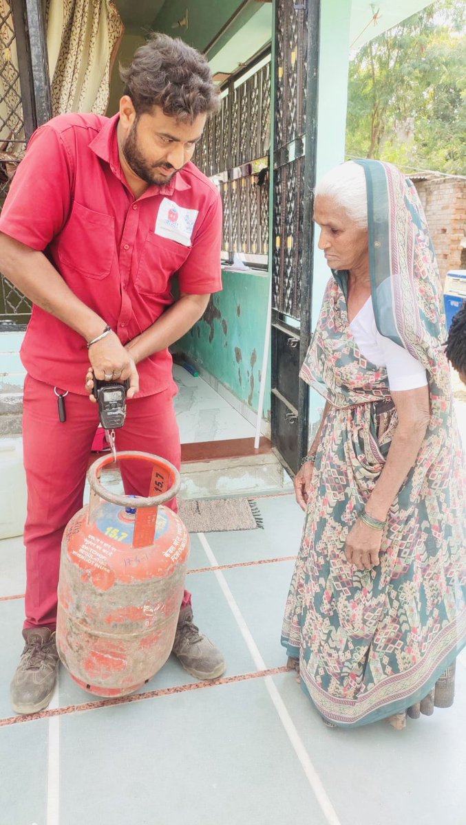 sarthigas27's tweet photo. HAPPY SUNDAY OPERATION.
thanks to our mentor for guiding us and enlarging our business.Karo booking and raho Befikar. complete with PDC check at customer door step. Happily refills delivered.@HPCL  @hpcl_alro @vishalvseth @PetroleumMin @NwzLpg @Umapathyhyd1 @gsunhare https://t.co/W1gom5ZGR3