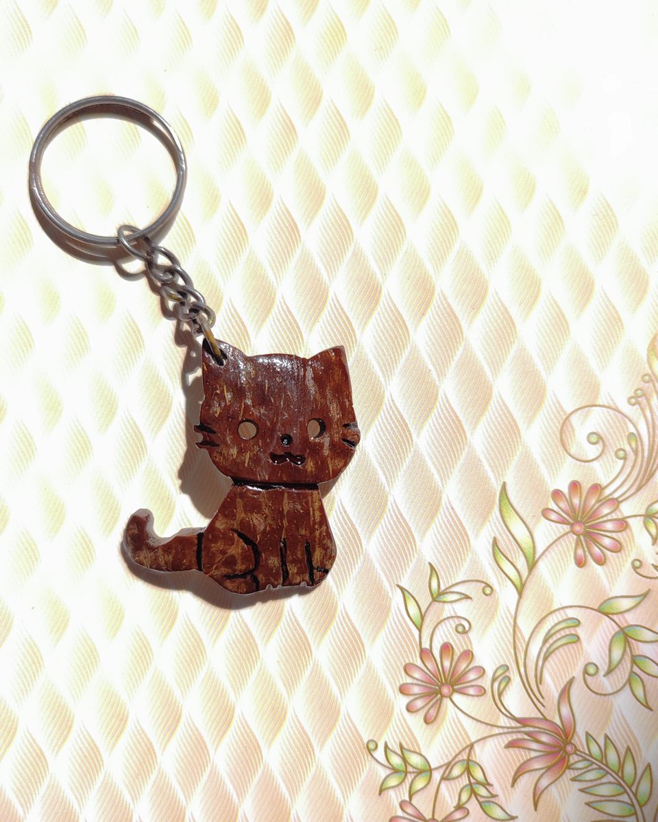 swapnilayekar1's tweet image. Perfect for cat lovers who want to add a touch of purr-sonality to their keys. Grab yours meow!&quot;

Dm me to order 🐱🐾.

#handmade #craft #coconutshell