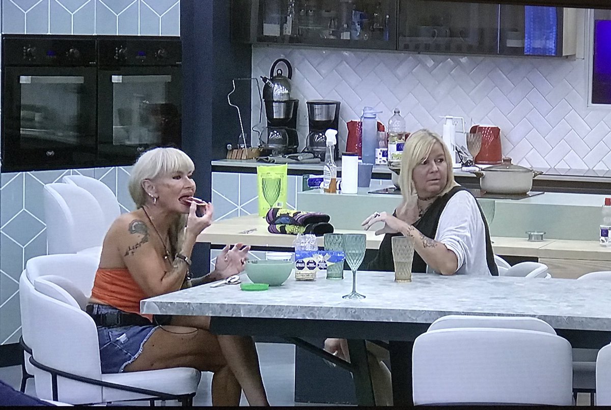 totorojass's tweet photo. el mejor duo de chismes:
indiscutible
#GranHermano #virqueenia #isabelgh #GranArmado https://t.co/KBHKC6mEcq