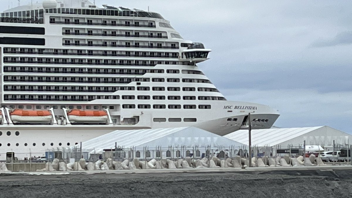 ゴルフレンジ帰りに大型客船が停泊😃

警備員が居た為、遠くからの撮影…😔