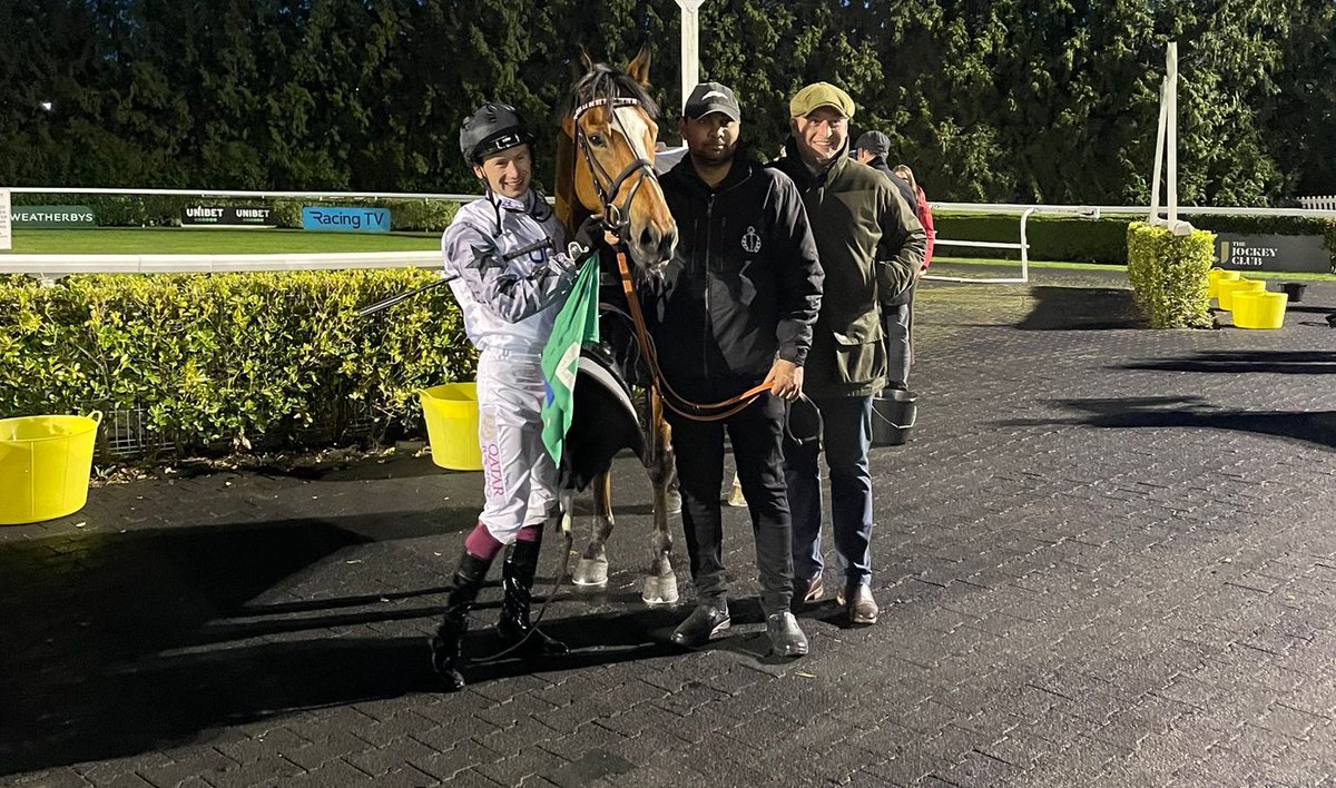 💥WINNER💥 Giant bolts up @kemptonparkrace under a class ride from @oisindmurphy for owner and breeder @pcunningham266 well done to all the team @rebelracing2016 #boom #winners #giant #teamwork