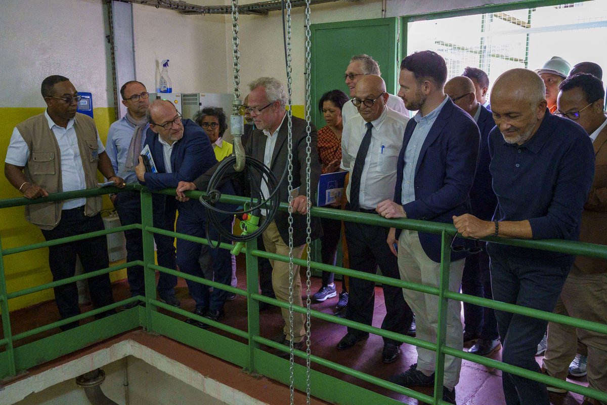 ambafrmada's tweet photo. Sur le terrain des projets urbains #Rocade, #PIAA & #LalankelyIII soutenus par l'@AFD_France avec @UE_Madagascar et inauguration de nouvelles infrastructures en présence du #MDAT.🎯 : améliorer la mobilité à Tananarive, réduire le risque d'inondations, assainir les quartiers. https://t.co/7ipn7rCzhO