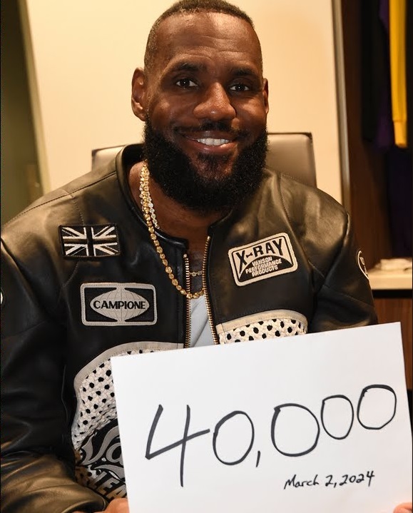 Lebron James poses with his 40,000 points!
<a href="/KingJames/">LeBron James</a> <a href="/NBA/">NBA</a> #LeBron40K