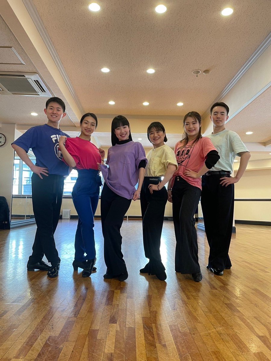 parrot_dance's tweet photo. 先生達は、カラーTシャツを着用ています🥳
色があると、自然と明るく元気になります😆💙🩷💜💛🩵
色は、脳が活発に働く効果があるみたいです！

We wore color T-shirt in kids class💫
HAPPY😆❣️❣️✨ https://t.co/QDHuBNJAKX