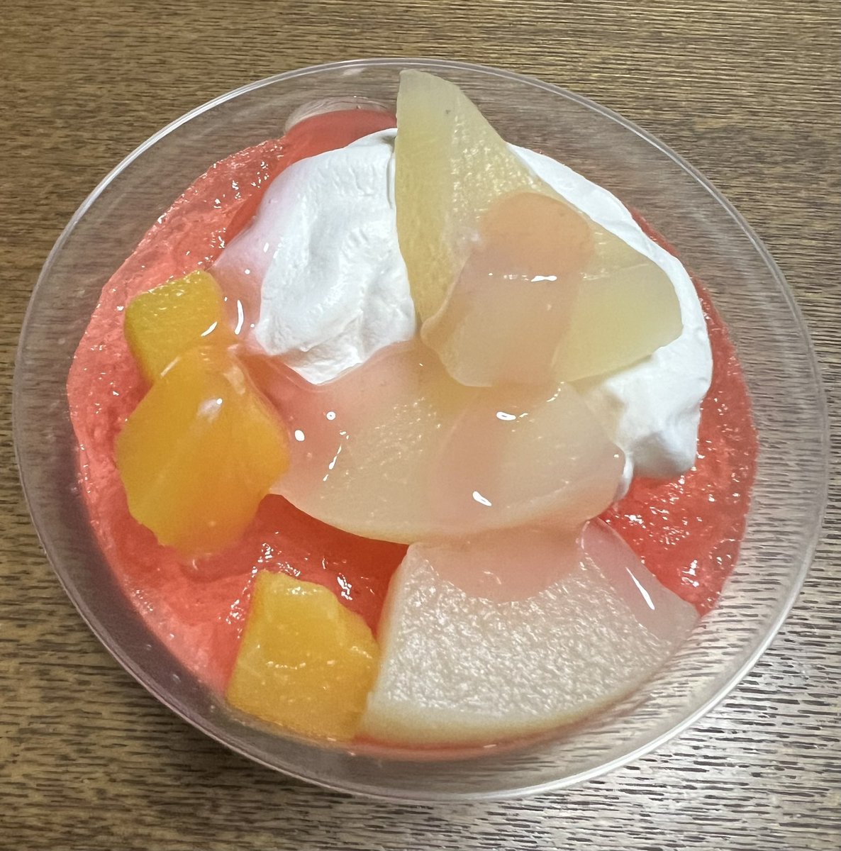 Gomakinako0225's tweet photo. 今日はお休みで、おはぎの散歩ものんびりしてきました。帰りに２種の桃パフェを買って美味しく頂きました🤗
#ドンレミー https://t.co/muLrwVyJzG