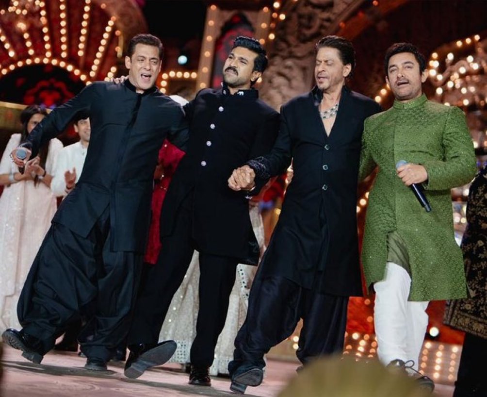 What a moment😍 #SalmanKhan #ShahRukhKhan #AamirKhan #RamCharan