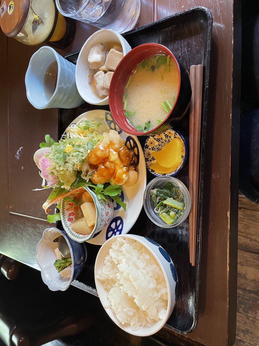 4tensyu's tweet photo. 山賊ついでにランチ寄ったらおかずが全部美味くて終始煉獄さんになった
これにドリンクもついて950円は安すぎる https://t.co/ABOrb9u3XE