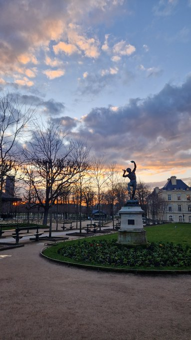 Mon banc dominical / My Sunday Bench in Paris... in Luxembourg Gardens  
📷<a href="/JardinLuco/">Jardin du Luxembourg</a>
#Paris #france #monbancdominical #mysundaybench