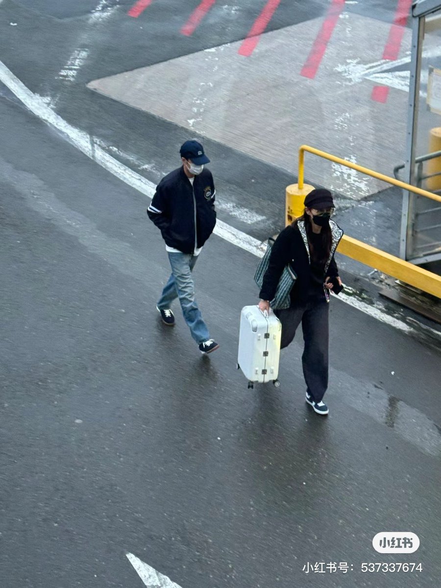 SgWangyibo's tweet photo. Baby safely arrived at Paris ~ 

PARIS DATE WITH WANG YIBO 

#WangYibo #王一博 #WangYiboxLacoste https://t.co/Y6NzLHaYEo