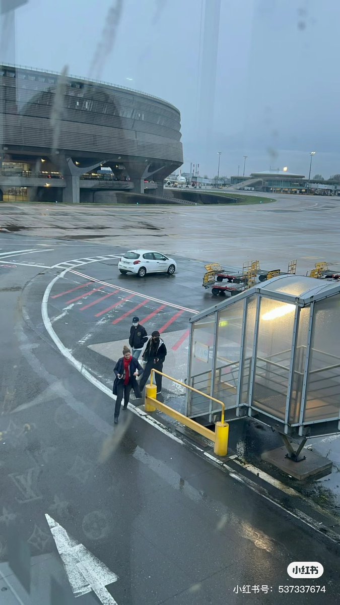 SgWangyibo's tweet photo. Baby safely arrived at Paris ~ 

PARIS DATE WITH WANG YIBO 

#WangYibo #王一博 #WangYiboxLacoste https://t.co/Y6NzLHaYEo