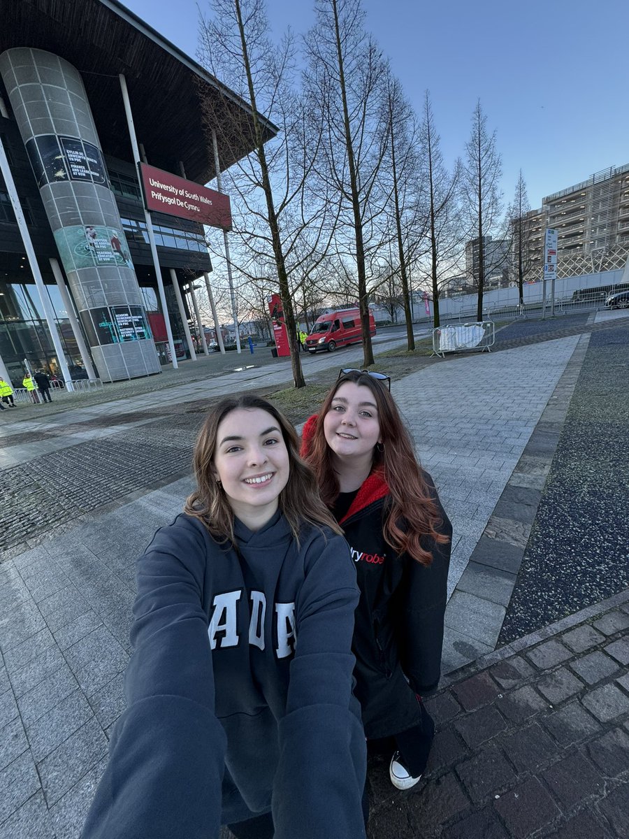 Hello! We’re Leah and Seren, in charge of the social media and photography for the Newport Half Marathon today! It’s a chilly morning but we’re very excited for the day ahead! 🏃‍♀️📸 @urbancircle @USWSportsJourno @USWCreative #uswfamily