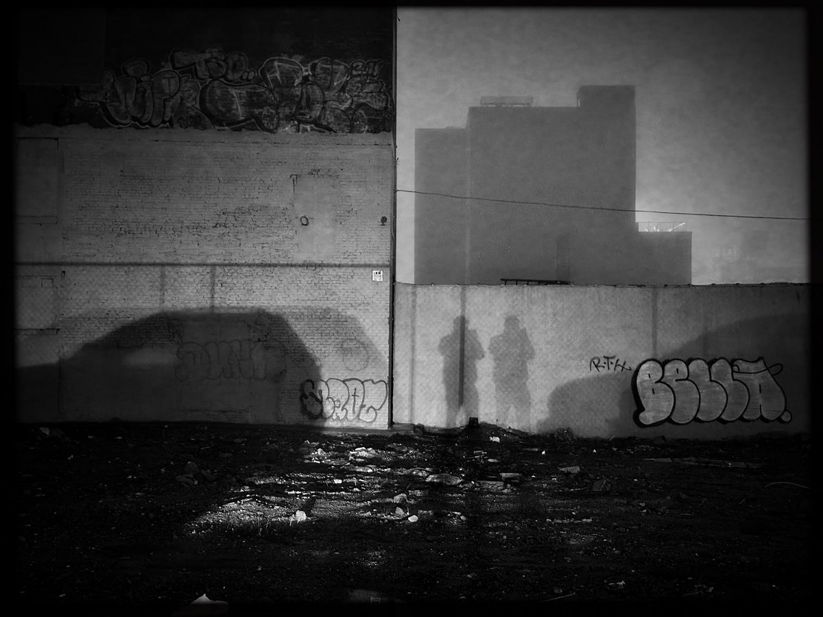 eslieber's tweet image. Shadows on the Wall. 62/365 #Hipstamatic #Lumière #BlacKeysSupergrain #Standard