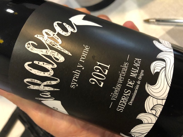 De intenso color picota, con aromas a frutos rojos y frescura, estructura y suculencia en boca La Raspa #tinto <a href="/VVerticales/">Viñedos Verticales</a> <a href="/vinos_malaga/">Vinos de Málaga</a> <a href="/MuseoVinoMalaga/">MuseoDelVinoMálaga</a> #vinos #wine #enoturismo #Enotourism  consultoria-estrategica.blogspot.com/2024/03/frescu… #FelizDomingo