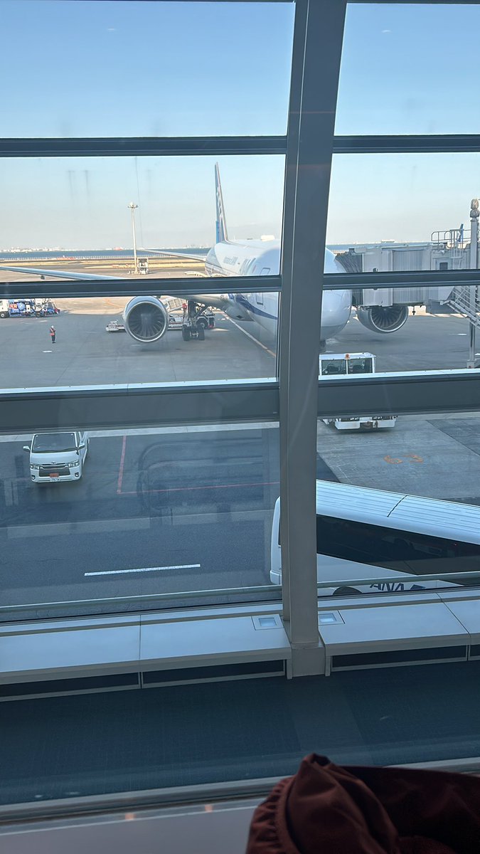 #KYOKO先生の札幌合宿 
羽田空港で乗り継ぎ待機中。
今回も皆さんがホントにパワフルでした。
元気でいるために明日から運動を始めます。まずは散歩30分。フットワーク軽くして作業にも臨みます。
